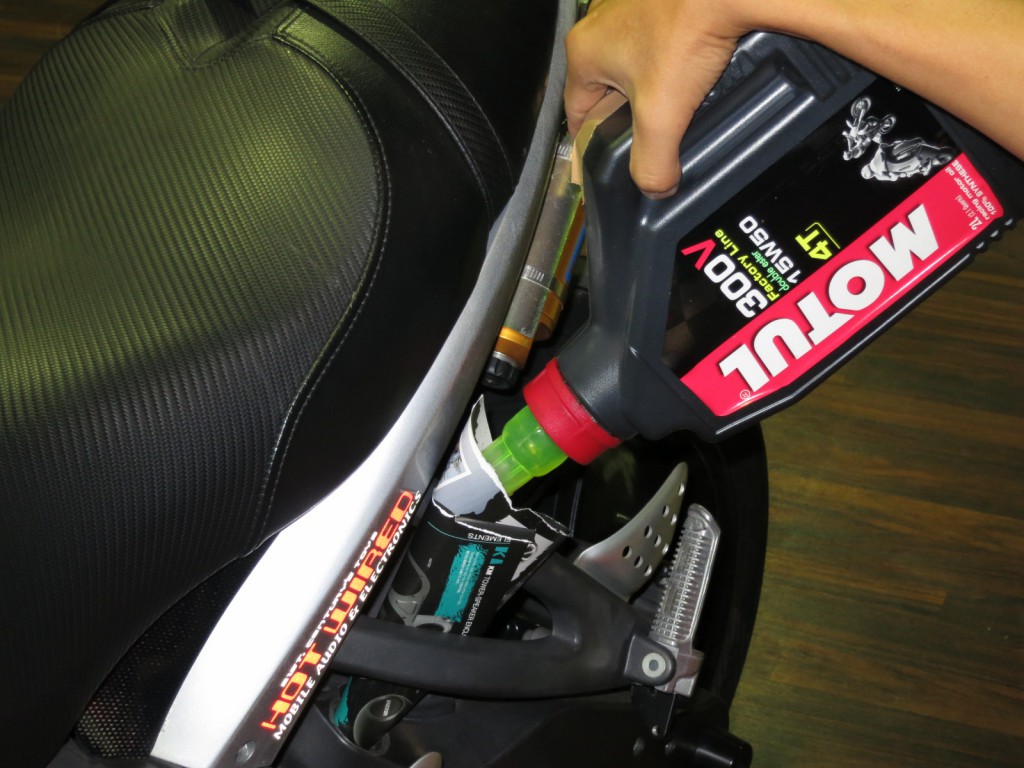 BUELL XB12 オイル交換　MOTUL 300V 15W-50 スナップオン　オイルフィルターレンチ