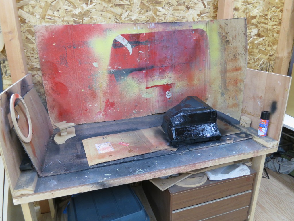 ペイントブース？（というほどの物ではないが（汗））防水処理の塗料を塗ったり，ボンドをふいたりするところ。