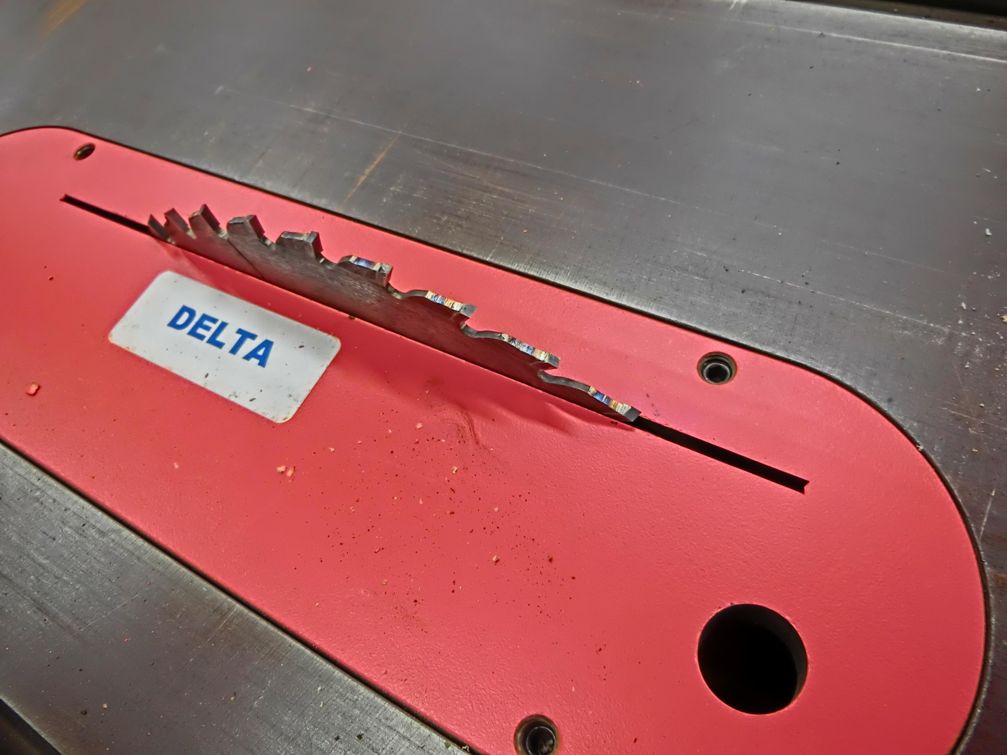 DELTAのテーブルソーにゼロクリアランスインサートを取り付け／刃の