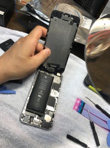 iPhone6 バッテリー交換　分解