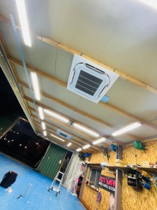 HOT WIRED 名古屋　ホットワイヤード　エアコン工事　ダイキン　空調付きガレージ　空調　木工室　エアコン　天カセ　室内機