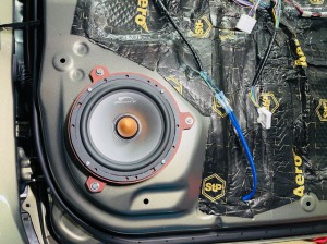 ハイラックス　スピーカー交換　ツイーター　交換　デッドニング　制振　防音　音質向上　トヨタ純正　Mercury Car Audio ホットワイヤード　c62 ツイーター埋込　インナーバッフル