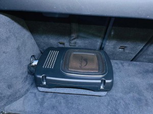 W205 ベンツ　Cクラス　サブウーハー　パワードウーハー　アンプ内蔵ウーハー　Mercury Car Audio 低音　音質　スピーカー交換