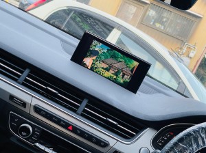 アウディ　Audi Q7 Q3 Q5 Q6 Q9 ヘッドレストモニター　リアエンターテーメント　リアモニター　フリップダウン　モニター追加　CarPlay DVD Netflix アマゾン　プライム　カーオーディオ  スピーカー交換　名古屋　ホットワイヤード