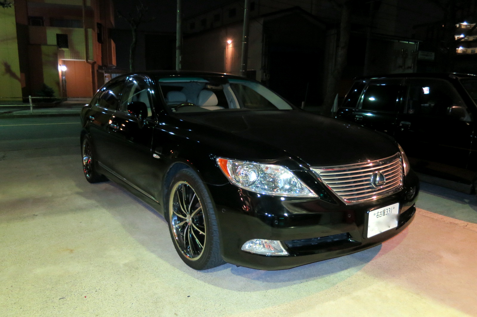本日ご来店の、LS460とF様CAMARO