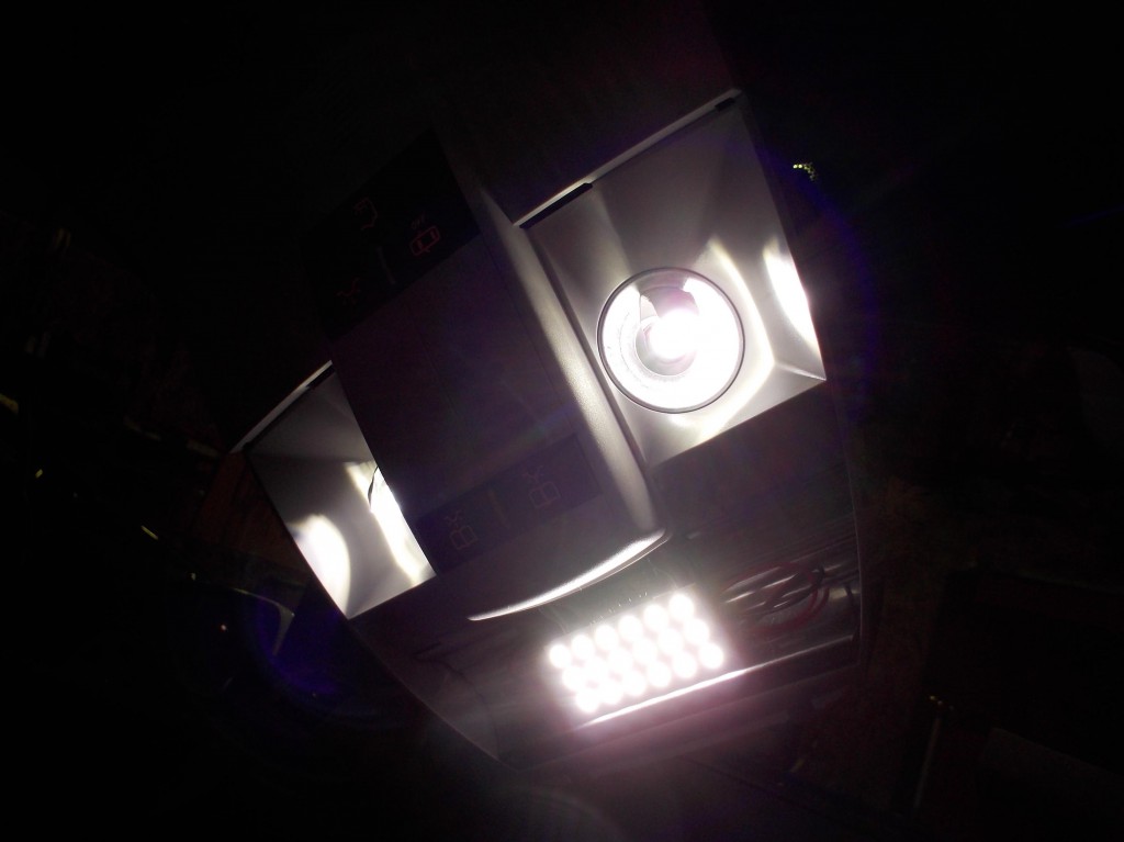 ベンツ　Aクラス　バックカメラ取付け　LED