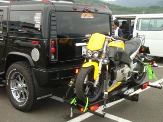HUMMER H2 　ヒッチマウントモーターサイクルキャリアとヒッチマウント自転車キャリア