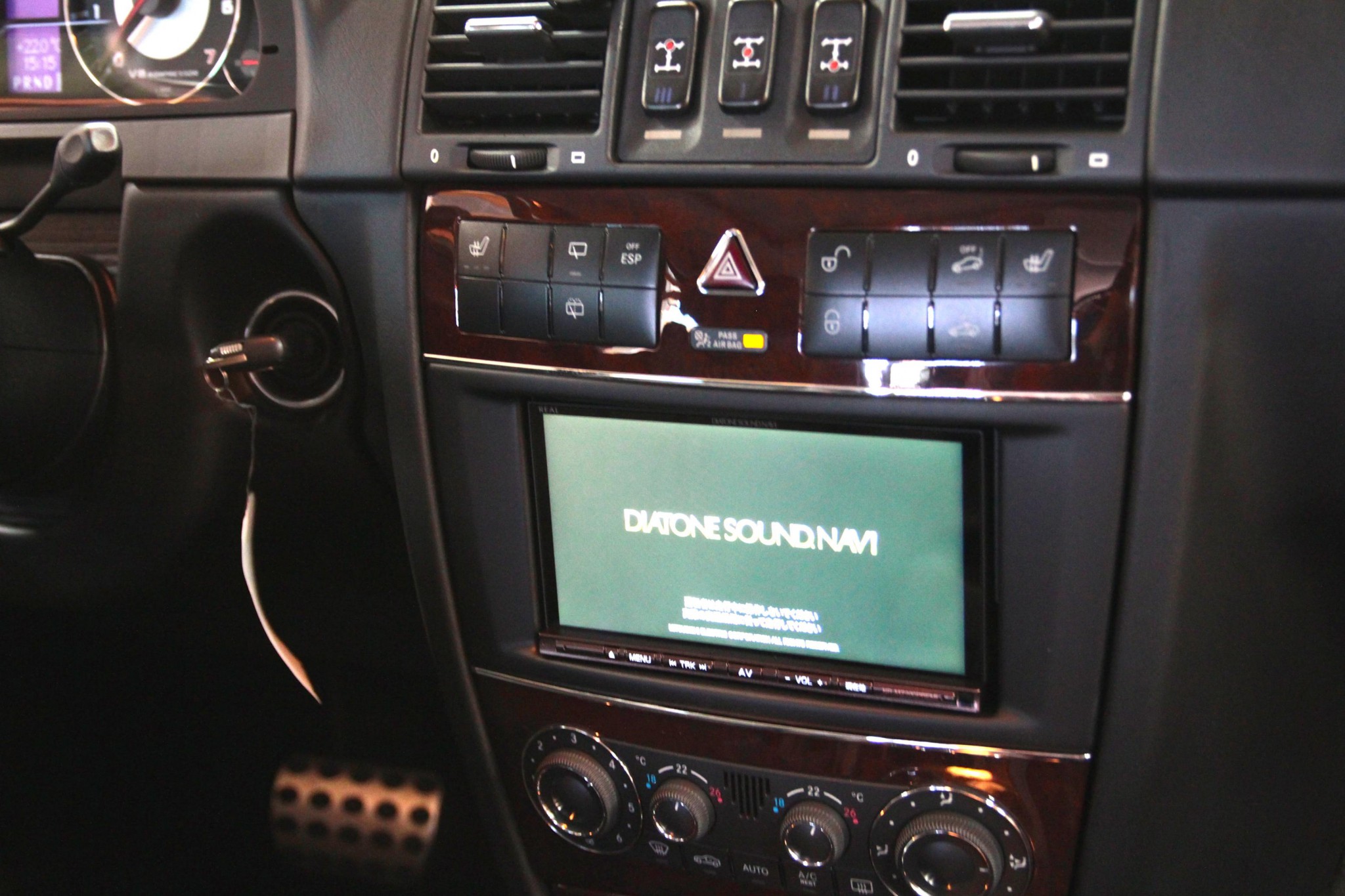 ゲレンデ BENZ G55に2DINナビ取付け／スピーカー交換／サブウーハー取付け　サウンドナビPREMIとMERCURY CAR AUDIO R62 セパレートスピーカー