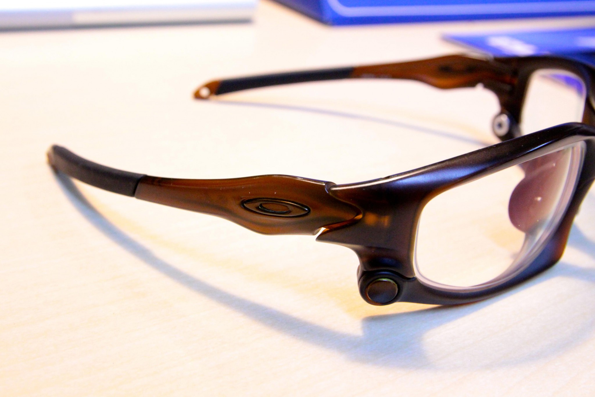 度付きのOAKLEYの制作方法。オークリーのサングラスに度付きレンズを入れて、普通のメガネ／セーフティーグラスとして使用する。