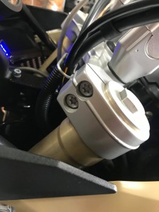 f800gs フロントフォークの突き出し量調整　足つき