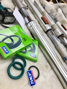 buell フロントフォーク　オーバーホール　シール交換　フォークオイル交換　skf スプリング交換