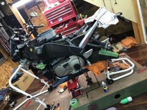 buell xb12s フロントフォーク　オーバーホール　シール交換　リアショック　オイル交換　スプリング交換　オイルシール