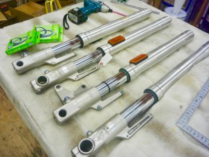 buell フロントフォーク　オーバーホール　シール交換　フォークオイル交換　skf スプリング交換
