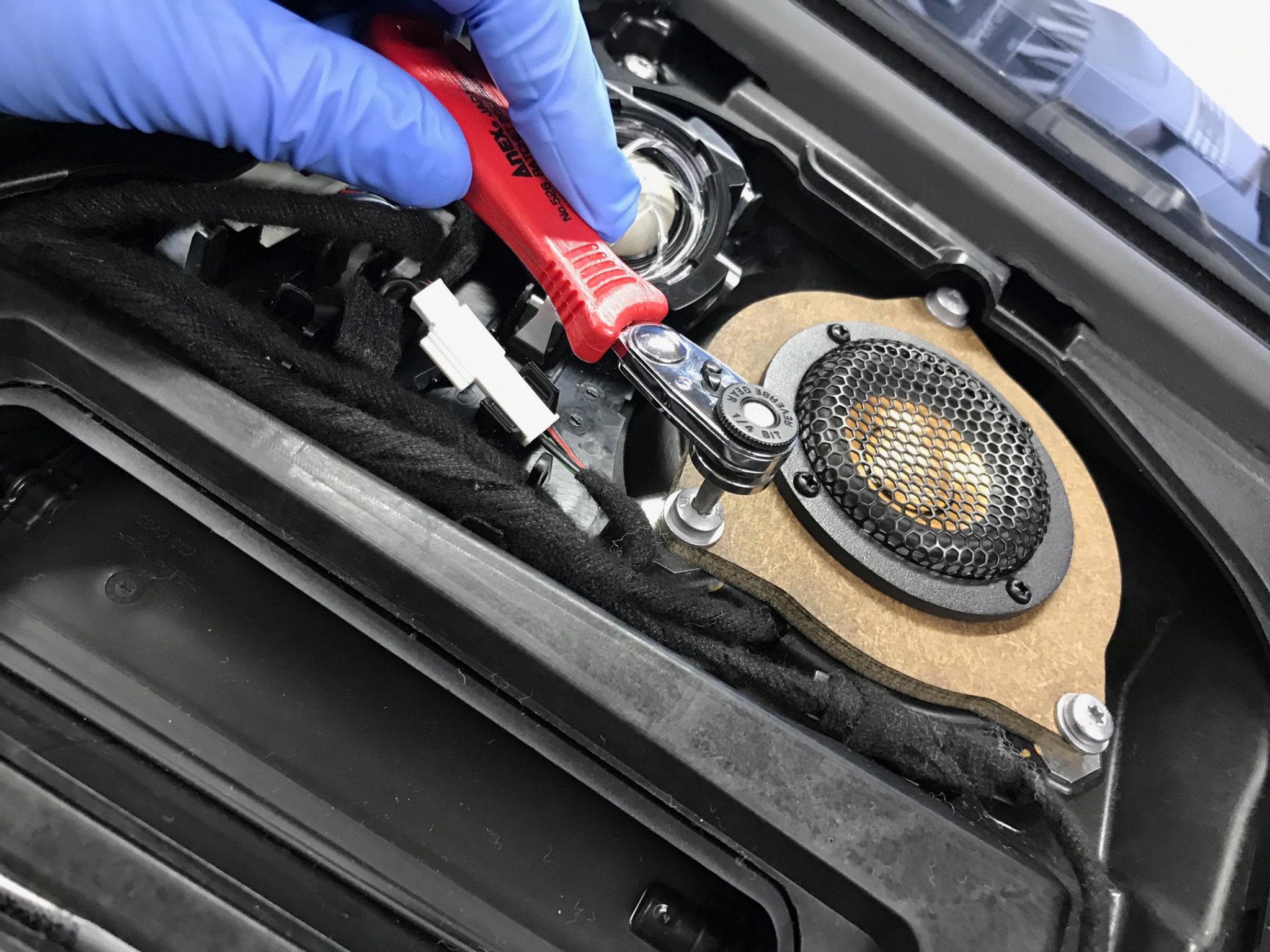 BMWやベンツのセンタースピーカー交換は音質向上に大変重要なのです。センタースピーカー交換方法