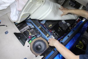 BMW シート下スピーカー　ウーハー　スピーカー交換　HOT WIRED 名古屋