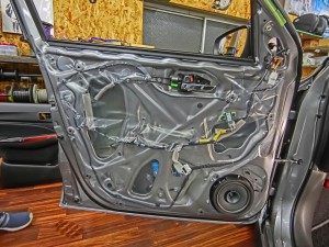 スイフト スイスポ スピーカー交換 ツイーター交換 スズキ純正ナビ デッドニング BOSEスピーカー　HOT WIRED 名古屋　ドアのデッドニング　制振　防振