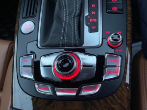 Audi A4 RS4 A3 A5 Q2 Q5 Q7 後付け Apple CarPlay ワイヤレス　ミラーリング　カープレイ Android Auto MMI iPhone ホットワイヤード　愛知