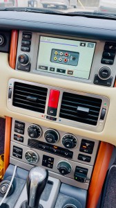 レンジローバー　ランドローバー　Apple CarPlay 取付　後付け　ワイヤレス　ミラーリング　名古屋　HOT WIRED