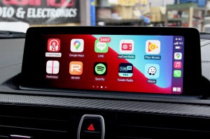 BMW M2 F30 F10 F15 G30 F34 F87 M2 M3 M4 Apple CarPlay ワイヤレス ミラーリング Android Auto 後付けCarPlay iPhone BMW純正ナビ コーディング 有効化 インストール 名古屋 グーグル YOUTUBE 動画 視聴 NBT NBTEVO EVO2 EVO CIC 