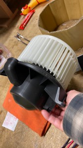 hummer h2 ブロアモーター　交換 コントロールモジュール　エバポレータ洗浄　エアコンフィルタ　エアコン修理　冷えが悪い　効きが悪い　エスカレード アメ車　ハマー　エアコンフィルター