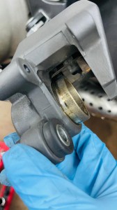 BUELL XB リアブレーキ　キャリパーオーバーホール　揉み出し　シール　ピストン　パッド　異音　押し引きが重い