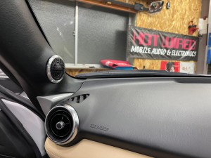 ND ロードスター　純正BOSE ボーズサウンド　スピーカー交換　ツイーター交換　デッドニング　音質改善　音質向上　ホットワイヤード　名古屋　カーオーディオ　CarPlay アンドロイド NETFLIX YOUTUBE プライムビデオ　ピラー埋込　ツイーター埋込