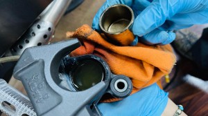 BUELL XB リアブレーキ　キャリパーオーバーホール　揉み出し　シール　ピストン　パッド　異音　押し引きが重い