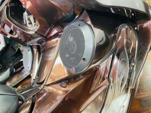 YAMAHA MAXAM マグザム　スピーカー取付　オーディオ　iPhone ワイヤレス　Bluetooth 防水スピーカー　HOT WIRED 名古屋　バイク　オーディオ　アンプ　ビッグスクーター　ジェットスキー　ロックフォード