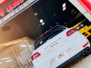 マカン　バックカメラ　ナビ　アンドロイド　CarPlay カープレイ　スピーカー交換　クラリオン　ナビ交換　モニター取付