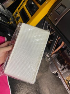 ハマー HUMMER H2 アメ車　エアコン　冷えない　修理　エバポレーター　ガス漏れ　コンプレッサー　エアコンフィルター　エバポレータ　洗浄　ブロアー　アクチュエーター　ブレンディングドア　温度調整　エアコンガス　外気　内記　匂い　臭い　消臭　キャビンエアフィルタ　エスカレード　タホ　サバーバン