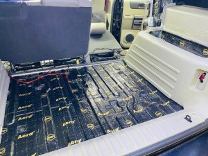 クルマ　デッドニング　防音　防振　共振　静音化　快適化　最適化　遮音　遮熱　断熱　エアコンの効き　熱反射　猛暑　酷暑　ルールのデッドニング　フロアーのデッドニング　断熱処理　遮熱処理　断熱材　遮熱材　シンサレート　STP DYNAMAT HUMMER H2 カーゴスライド　ホットワイヤード　断熱マット