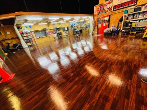 HOT WIRED 名古屋　カーオーディオショップ　クッションフロアー　ガレージの床　工場の床　床材　ガレージのフロアー　ワックスがけ　床ワックス　ホットワイヤード