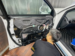 Audi A6 BOSE スピーカー交換　スコーカー　ツイーター　後付けCarPlay 音質向上　ウーハー　B&O