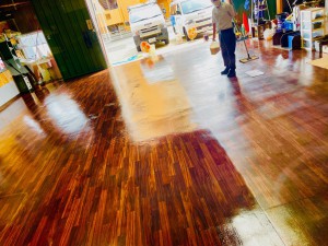 HOT WIRED 名古屋　カーオーディオショップ　クッションフロアー　ガレージの床　工場の床　床材　ガレージのフロアー　ワックスがけ　床ワックス　ホットワイヤード