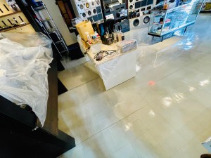 HOT WIRED 名古屋　カーオーディオショップ　クッションフロアー　ガレージの床　工場の床　床材　ガレージのフロアー　ワックスがけ　床ワックス　ホットワイヤード　大掃除
