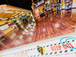 HOT WIRED 名古屋　カーオーディオショップ　クッションフロアー　ガレージの床　工場の床　床材　ガレージのフロアー　ワックスがけ　床ワックス　ホットワイヤード