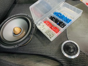 シトロエン　C3 C4 スピーカー交換　ツイーター交換　デッドニング　音質向上　カーオーディオ　カープレイ　CarPlay Bluetooth サブウーハー  DAP 外部入力 デジタル入力　iPhone スマホ　ミラーリング　音質改善
