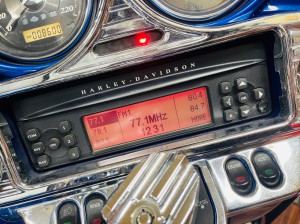 ハーレー純正　CDプレーヤー　Bluetooth ブルーツース　ワイヤレス　オーディオ　スピーカー交換　デッキ交換　パワーアンプ　iPhone スマホ　カスタム　JL AUDIO ROCKFORD HOT WIRED 名古屋