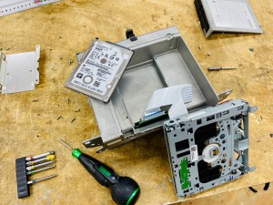 BMW 純正ナビ　修理　CIC NBT MMI NTG5.0 ベンツ　HDD ヘッドユニット交換　中古ナビ　コーディング　FSC ナビ　地図更新　ブラックアウト　再起動　電源が落ちる　NO SIGNAL ナビユニット分解