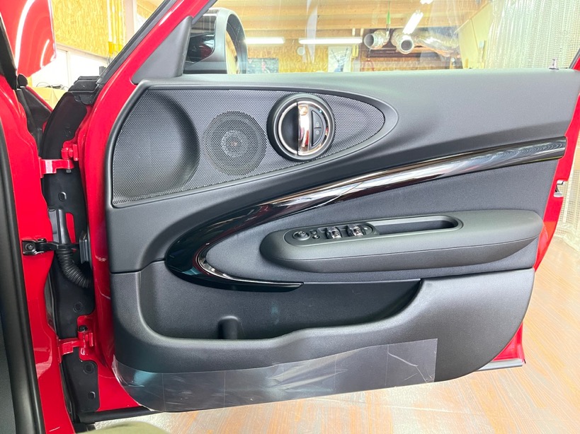 F60 BMW MINI  ミニのカーオーディオのスピーカー交換：劇的な音質向上を実現する方法。BMWミニの音質向上＋カープレイ有効化コーディングのご紹介
