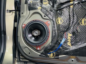 ハイラックス　スピーカー交換　ツイーター　交換　デッドニング　制振　防音　音質向上　トヨタ純正　Mercury Car Audio ホットワイヤード　c62 ツイーター埋込　インナーバッフル