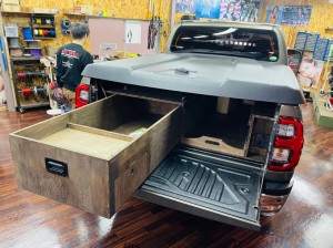ハイラックス　タンドラ　ピックアップ　トラック　ベッド　荷台　引き出し　収納　カーゴ　スライド　スライダー　キャンパー　固定　小物収納　デッドスペース