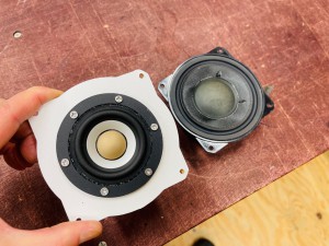 アウディ AUDI BANG & OLUFSEN バングアンドオルフセン　スピーカー交換　音質向上　ツイーター　スコーカー　ウーハー　後付け　ワイヤレス　CarPlay カープレイ　カーオーディオ　純正ナビ MMI MMI2