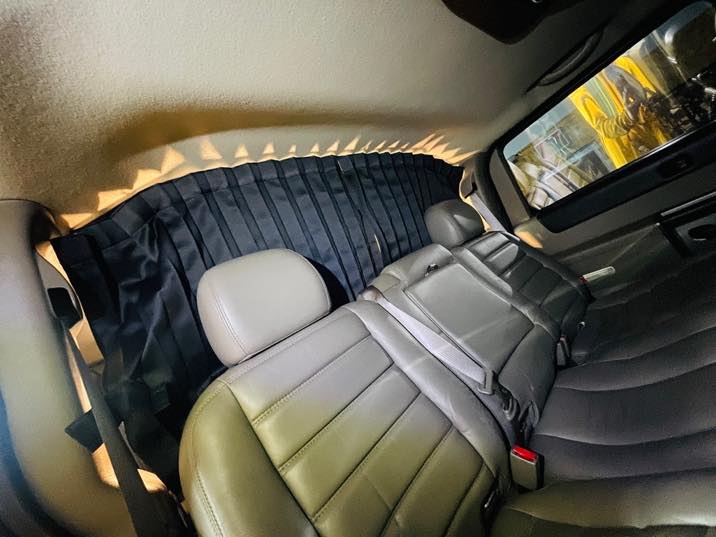 HUMMER H2 間仕切りのカーテン・リアカーテンを取り付ける。　ハマーH2の車中泊仕様