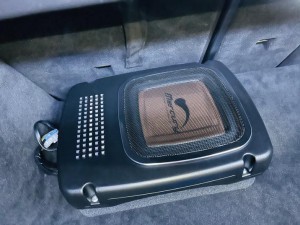 W205 ベンツ　Cクラス　サブウーハー　パワードウーハー　アンプ内蔵ウーハー　Mercury Car Audio 低音　音質　スピーカー交換