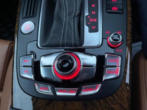 アウディ Audi A4 A3 A2 A5 A6 A7 A8 Q5 Q7 RS4 RS3 RS6 RS7 後付け　CarPlay カープレイ　ミラーリング　ワイヤレス　Android Auto HDMI入力 映像入力 ビデオ入力 AVインターフェース 外部入力 AUX MMI MMI2 名古屋 ホットワイヤード　インターフェース　コーディング　有効化
