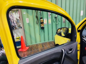 KANGOO カングー カーテン 運転席 助手席 直射日光 日焼け 赤ちゃん チャイルドシート 遮光 間仕切りカーテン 授乳 車中泊 日焼け 日差し　曲がるカーテンレール　ホットワイヤード　名古屋