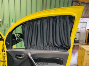 KANGOO カングー カーテン 運転席 助手席 直射日光 日焼け 赤ちゃん チャイルドシート 遮光 間仕切りカーテン 授乳 車中泊 日焼け 日差し　曲がるカーテンレール　ホットワイヤード　名古屋