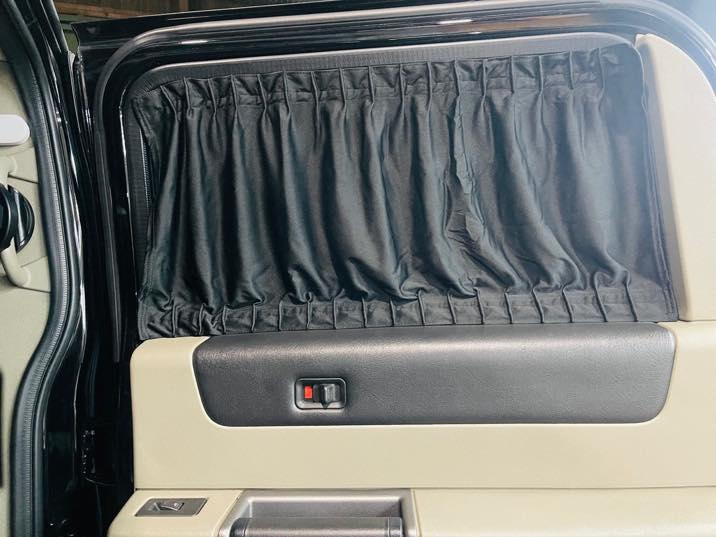 HUMMER H2 のウインドウにカーテンをつけたい。ハマーのエアコンの効きを少しでも良くしたい。