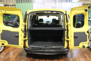 KANGOO カングー カーテン 運転席 助手席 直射日光 日焼け 赤ちゃん チャイルドシート 遮光 間仕切りカーテン 授乳 車中泊 日焼け 日差し　曲がるカーテンレール　ホットワイヤード　名古屋　リアウインド　赤ちゃん　チャイルドシート